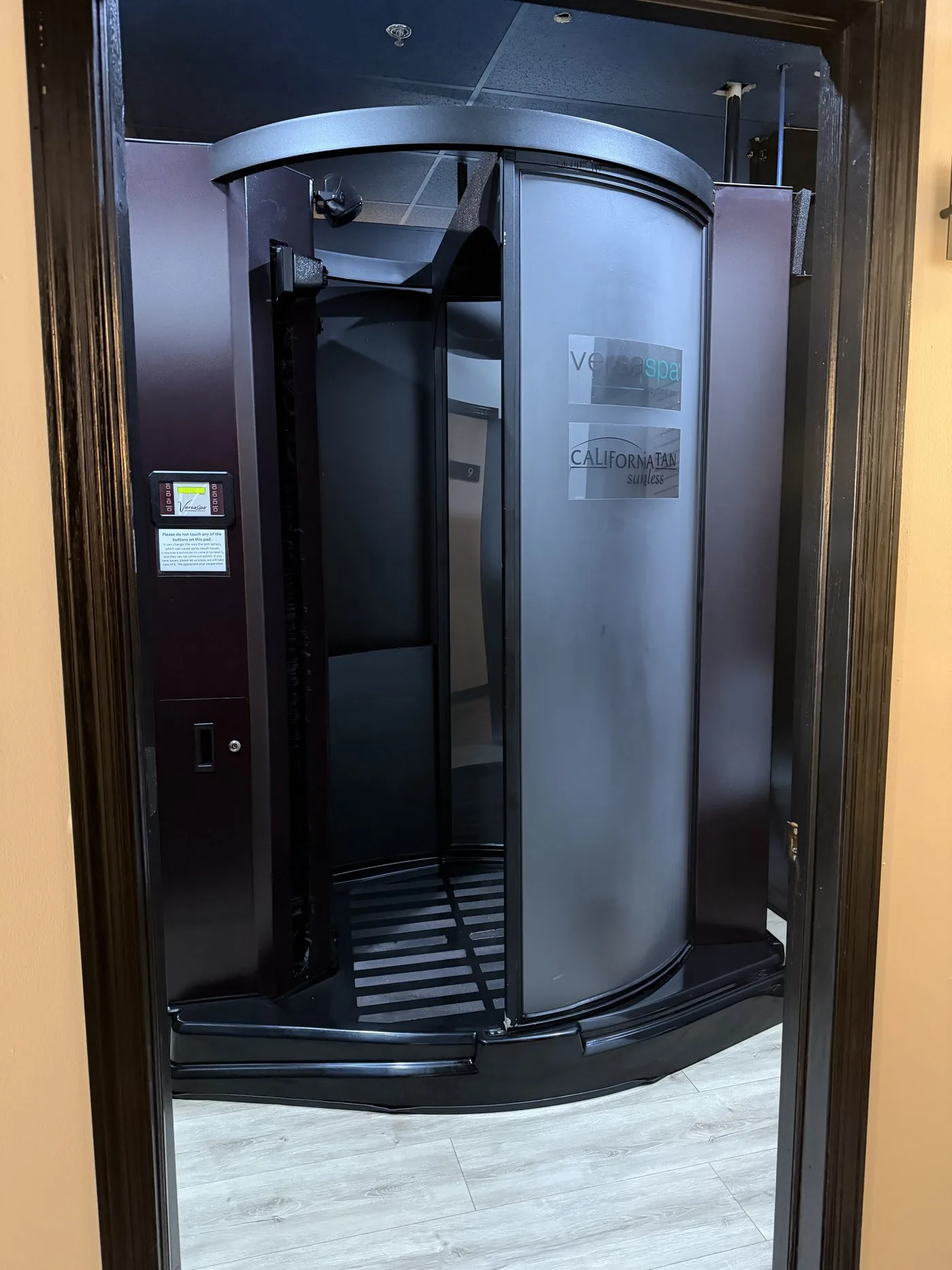 Versa Spa automated spray tan booth