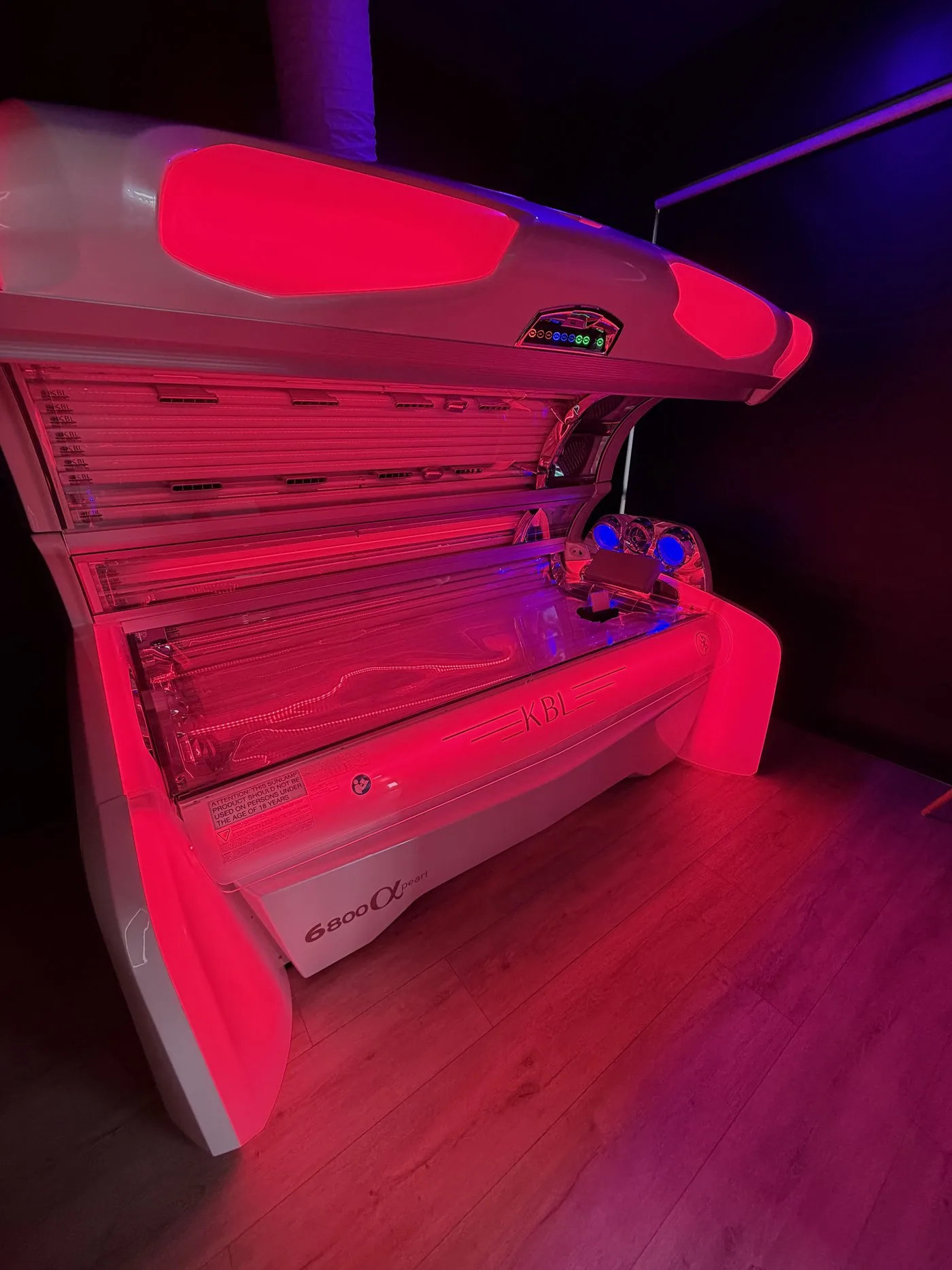 Onyx Level 4 lay-down tanning bed